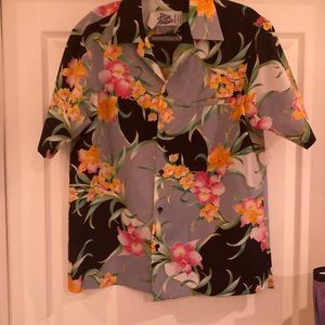 Hilo Hattie’s men’s Hawaiian shirt